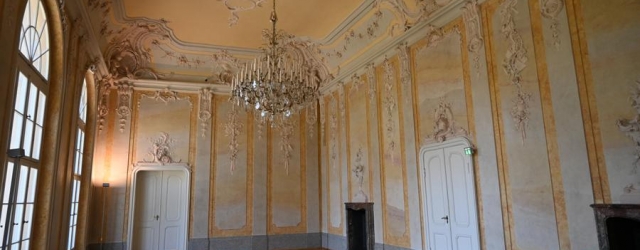 Der reich gestaltete Festsaal erinnert an die preußische Geschichte von Schloss Schönhausen.
