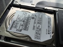 HDD Festplatte in MacBook Pro (Bild: Marc Störmer)