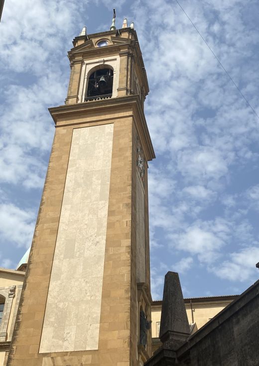 Caltagirone, Stadt des Val di Noto in Süd-Sizilien, UNESCO-Weltkulturerbe, hat ein historisches Zentrum der Stadt, das einige religiöse und zivile Gebäude mit prächtiger Architektur im spätsizilianischen Barockstil umfasst.